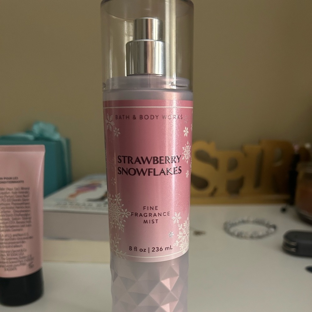 Bath and Body Works Strawberry Snowflakes